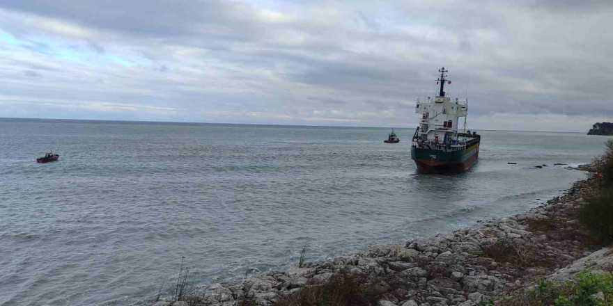 Kastamonu’da karaya oturan geminin çekilmesi için çalışma başlatıldı