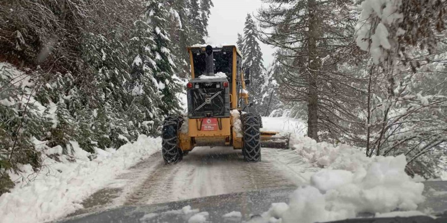 Kastamonu’da kardan kapanan yollarda çalışmalar sürüyor