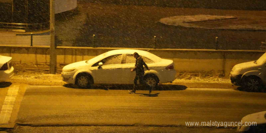 Kastamonu’da şehir merkezine mevsimin ilk karı düştü