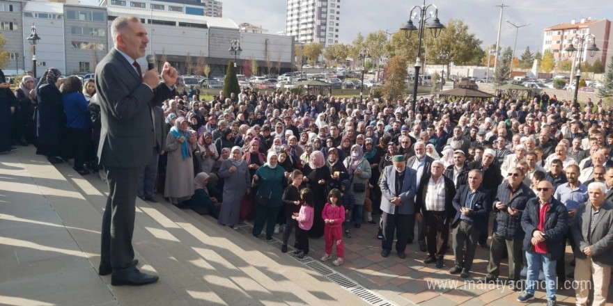 Kastamonu’dan kutsal topraklara giden umreciler dualarla uğurlandı