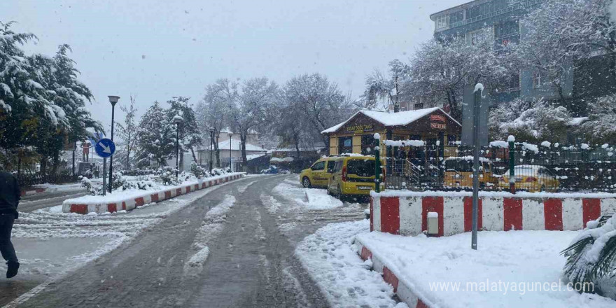 Kavak, beyaz gelinliğini giydi