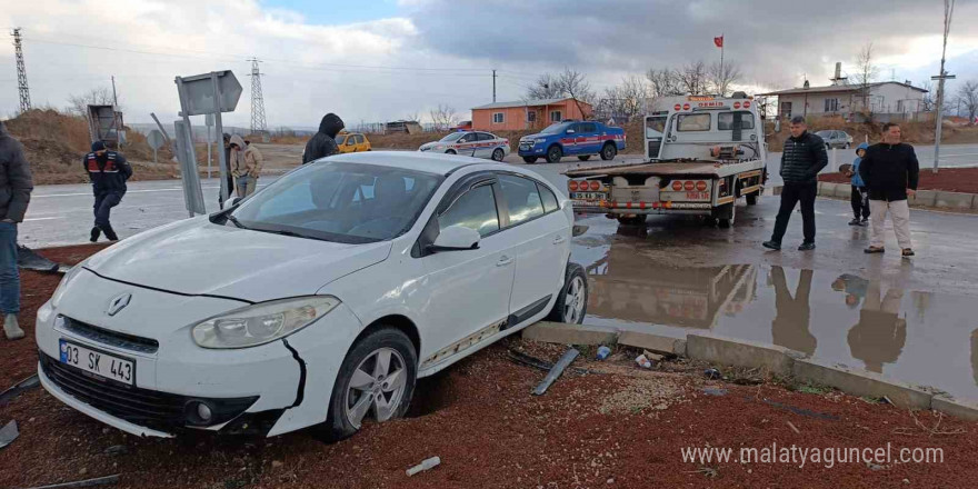 Kavşakta çarpışan otomobillerden birinin sürücüsü yaralandı