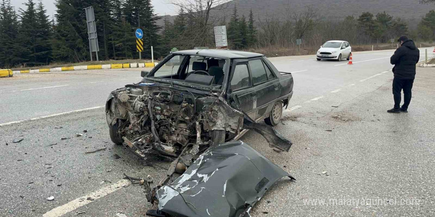 Kavşakta meydana gelen kazada 1 kişi yaralandı, iki araç kullanılmaz hale geldi