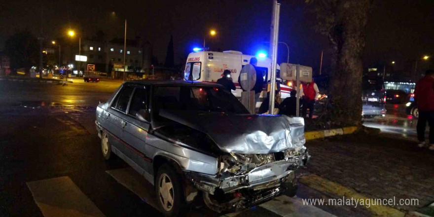 Kavşaktaki kazada hurdaya dönen araçlardan burunları bile kanamadan çıktılar