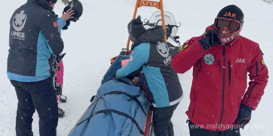 Kayak yaparken yaralanan şahıs ekipler tarafından hastaneye ulaştırıldı