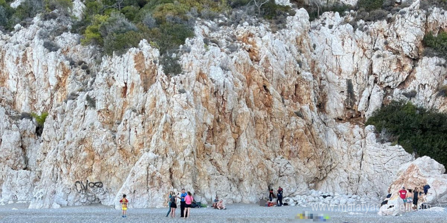 Kayalıklara tırmanan Alman turist metrelerce yükseklikten düşerek hayatını kaybetti