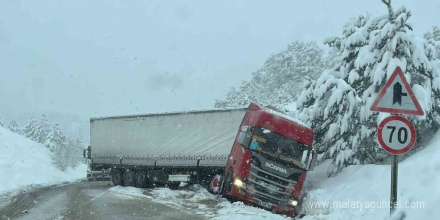 Kayan tır yolu kapattı