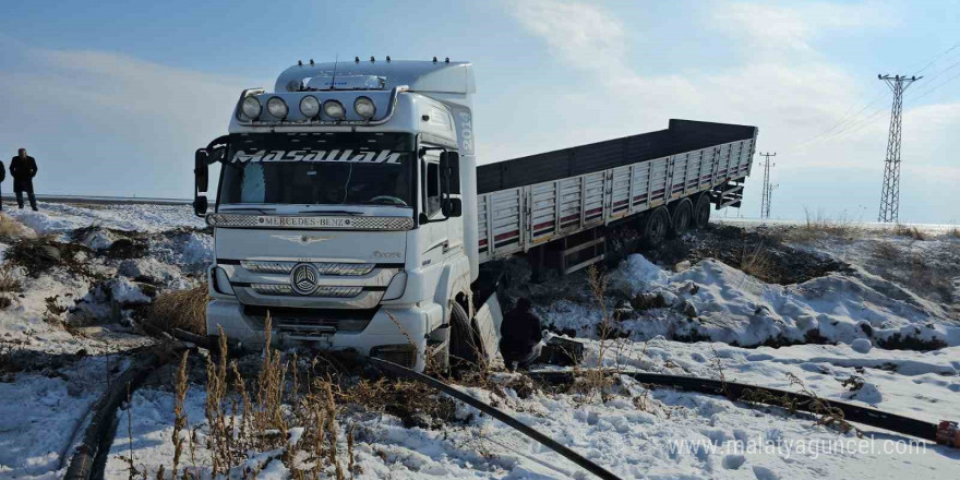 Kaygan yolda kontrolden çıkan tır şarampole düştü