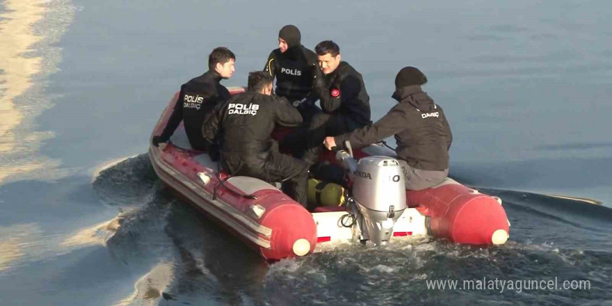 Kayıp şahıs jandarma ve polis ekipleri tarafından su altında aranıyor