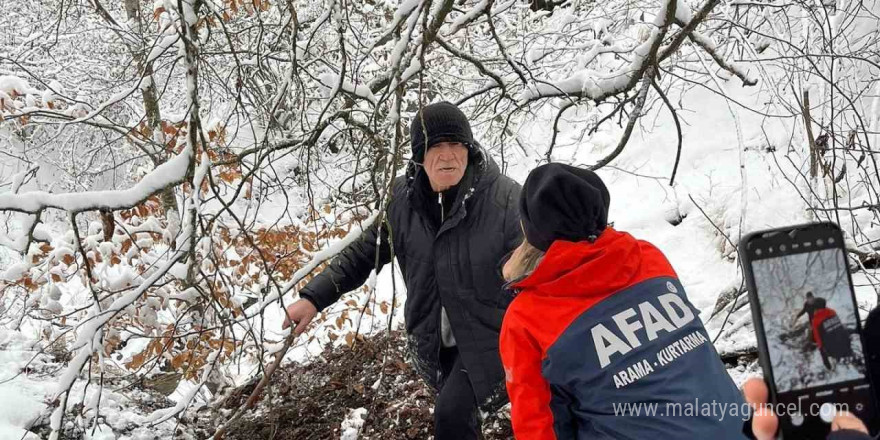 Kayıp yaşlı adam ormanlık alanda sağ olarak bulundu