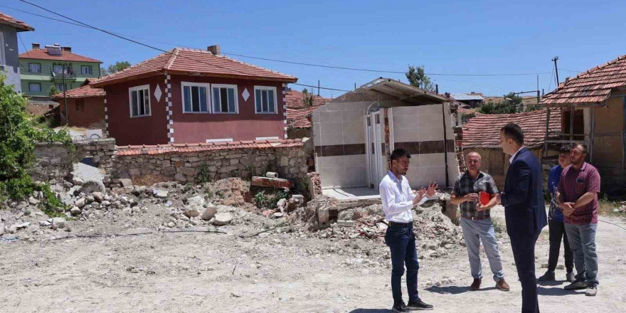 Kaymakam Demirci, yangında kullanılmaz hale gelen ve yıkılan köy camisinde incelemelerde bulundu