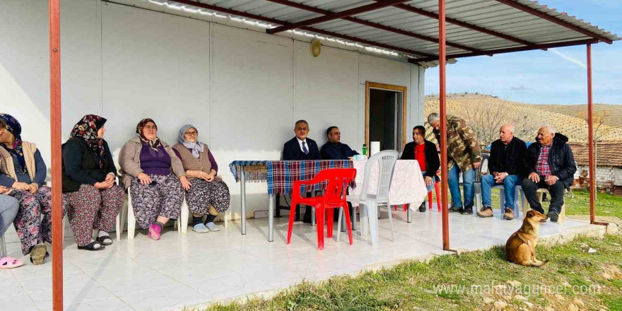 Kaymakam Güngör mahalle sakinlerinin sorunlarını dinliyor