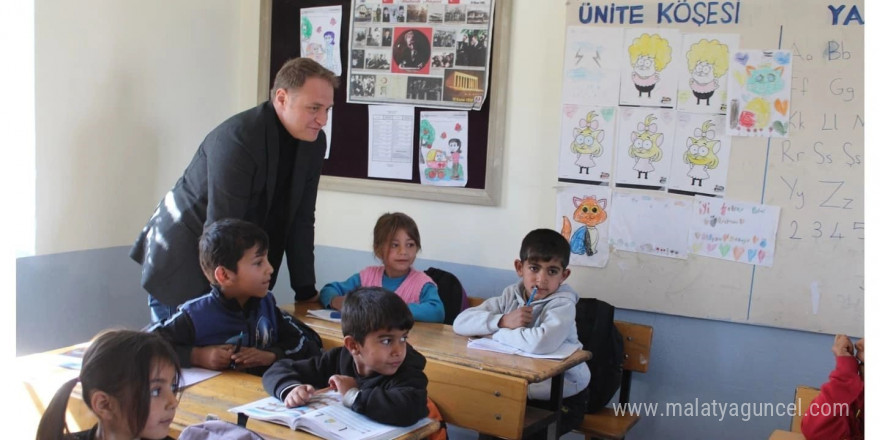 Kaymakam Koşansu köy okullarına kırtasiye yardımı yaptı