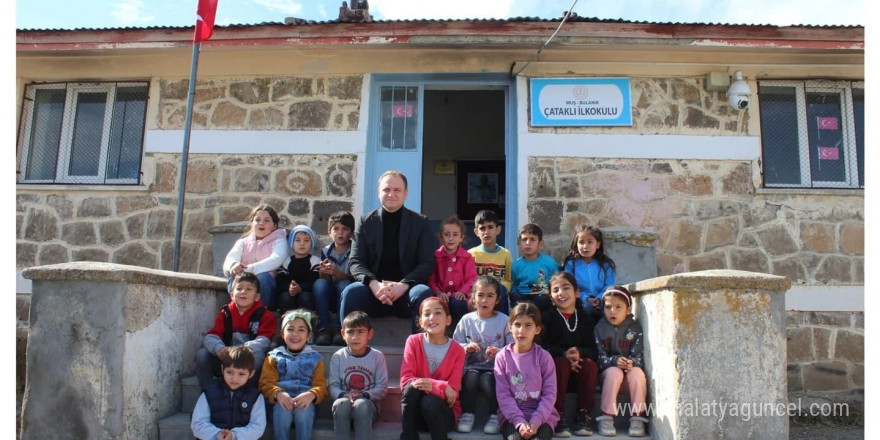 Kaymakam Koşansu köy okullarına kırtasiye yardımı yaptı