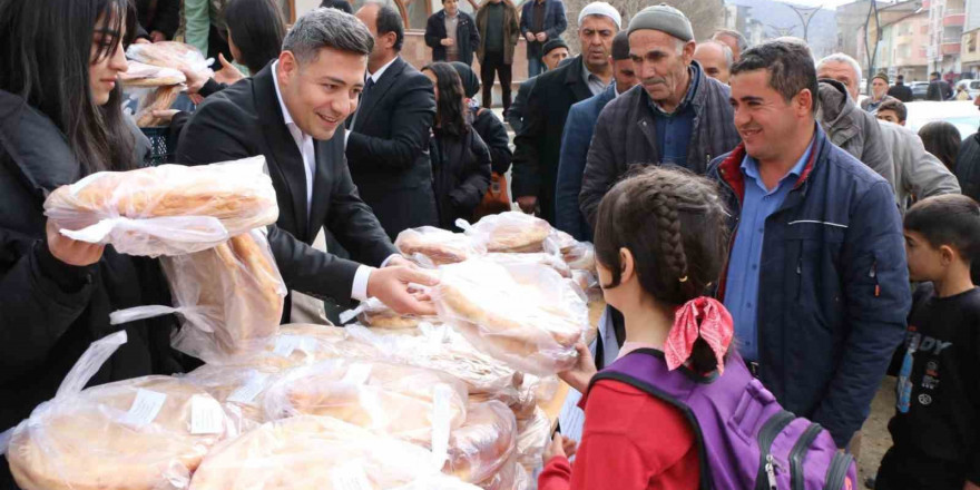 Kaymakam Özçelik, kız öğrencileri ile birlikte Ramazan pidesi dağıttı