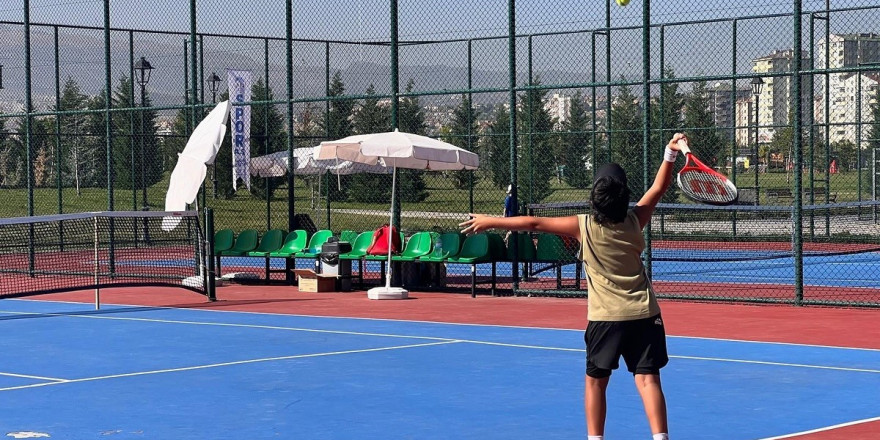 Kayseri Büyükşehir, 12 Yaş Hafta Sonu Tenis Turnuvası’na ev sahipliği yapıyor