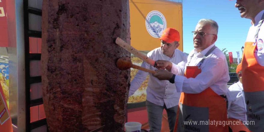 Kayseri Gastronomi Günleri’nde 1 ton sucuk döner dağıtıldı