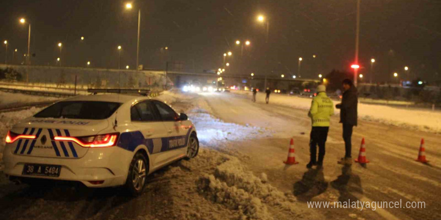 Kayseri-Malatya karayolu 8 saattir ulaşıma kapalı