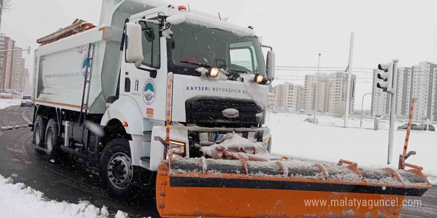 Kayseri’de kar temizleme ve tuzlama çalışması devam ediyor