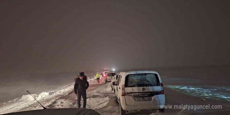 Kayseri’de tipi nedeniyle yolda mahsur kalan 100’ü aşkın vatandaş kurtarıldı