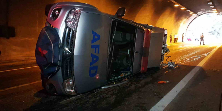 Kaza ihbarına giden AFAD ekibinin aracı devrildi: 2 yaralı