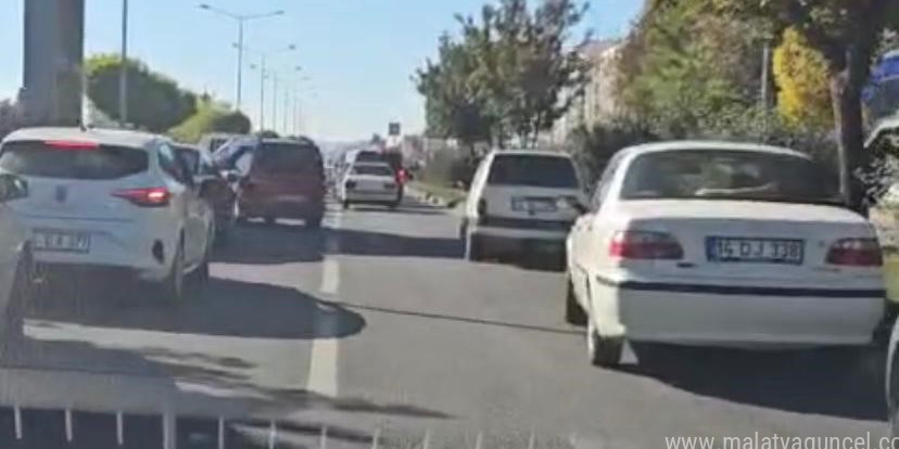 Kaza nedeniyle tıkanan yol, polis ekiplerine ’fermuar yöntemi’ ile açıldı