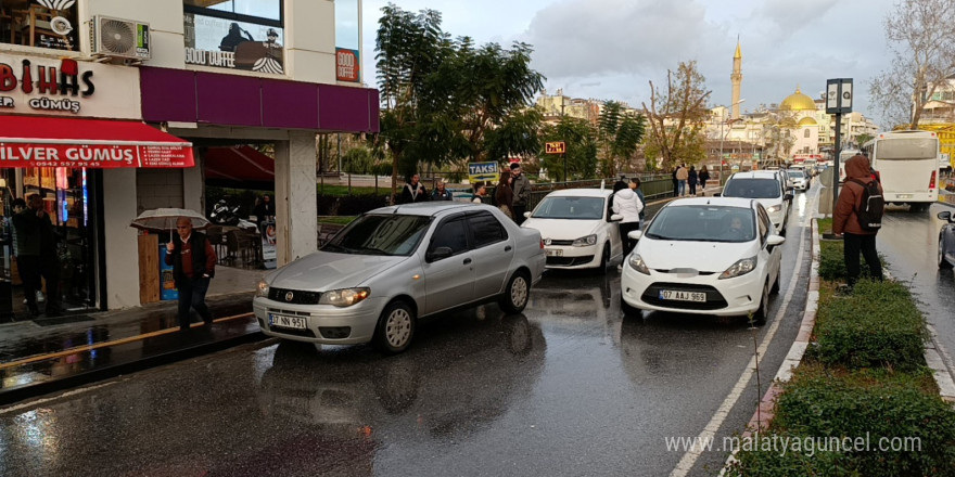 Kaza sonrası şoka giren sürücüyü araçtan kimse indiremedi