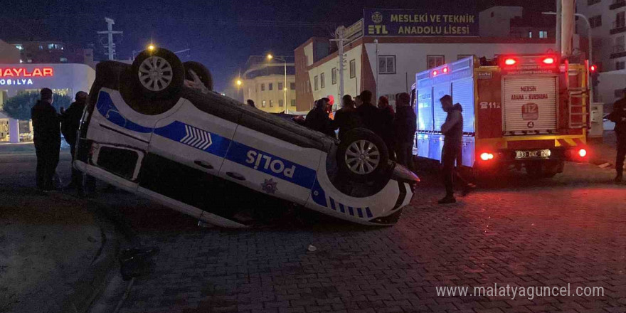 Kaza ucuz atlatıldı: Otomobilin çarptığı polis aracı ters döndü