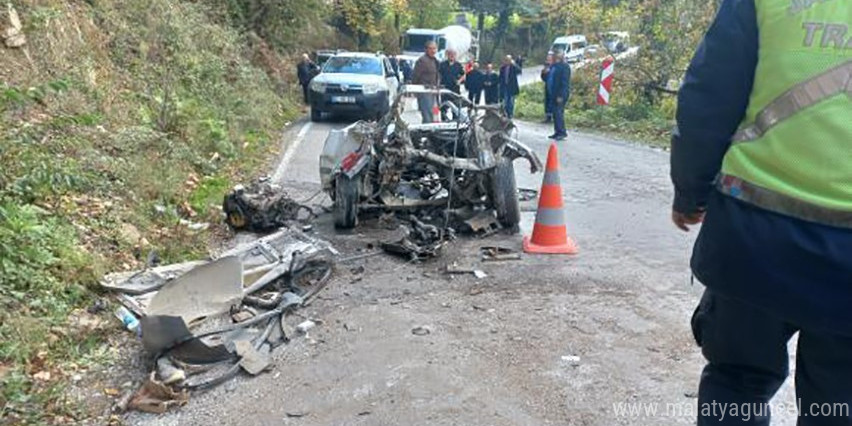 Kaza yapan Fiat Tofaş kağıt gibi dağıldı: 3 yaralı