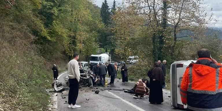 Kaza yapan Fiat Tofaş kağıt gibi dağıldı: 3 yaralı