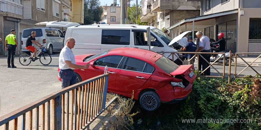 Kaza yapan İrlandalı sürücünün otomobili sulama kanalında asılı kaldı