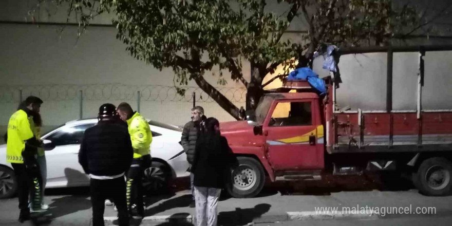 Kaza yapan sürücü başka bir aracın çarpması sonucu ağır yaralandı