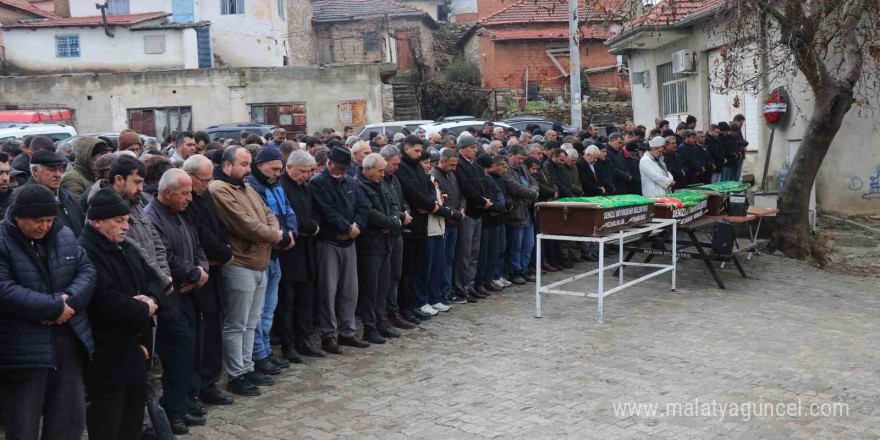 Kazada hayatını kaybeden aile son yolculuklarına yan yana uğurlandı