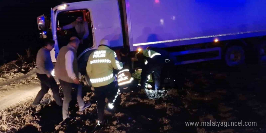 Kazaya müdahale eden trafik polisine kamyon çarptı