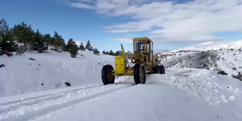 Kemah’ta kar temizleme çalışmaları aralıksız sürüyor