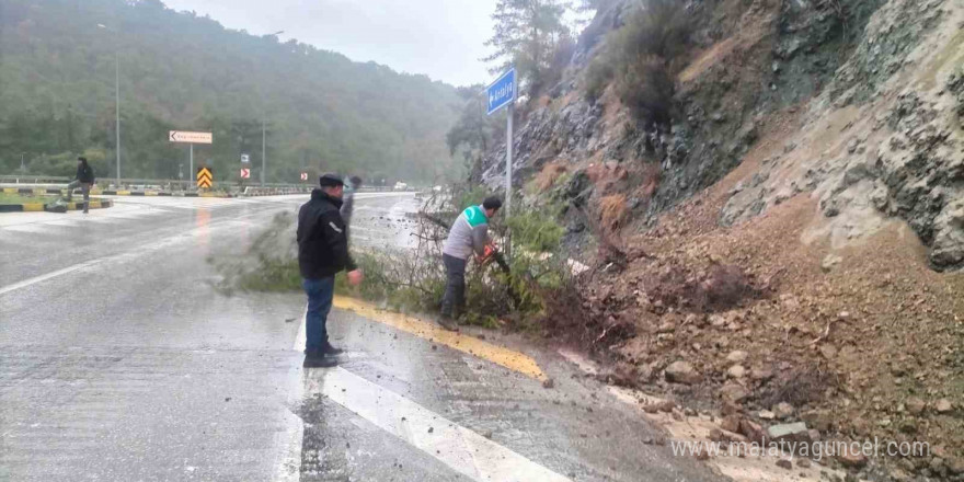 Kemer’de ufak çaplı toprak kayması meydana geldi