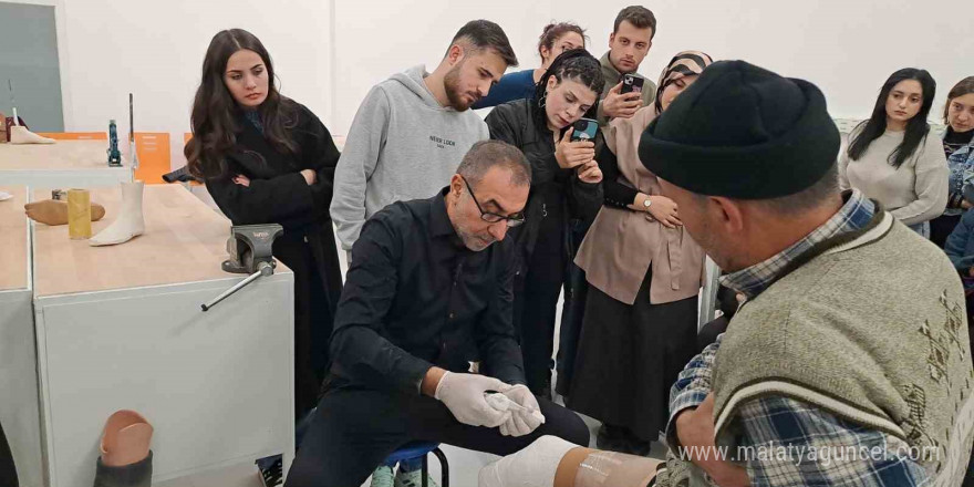 Kendi kurduğu laboratuarda ilk uygulama dersini kendi verdi