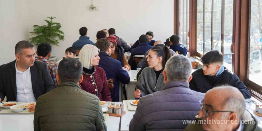 Kent Lokantasında vatandaşlarla birlikte yemek yedi