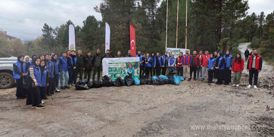 Kent ormanını gönüllüler temizledi