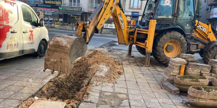 Kentte kaldırım tamiratları yapılıyor