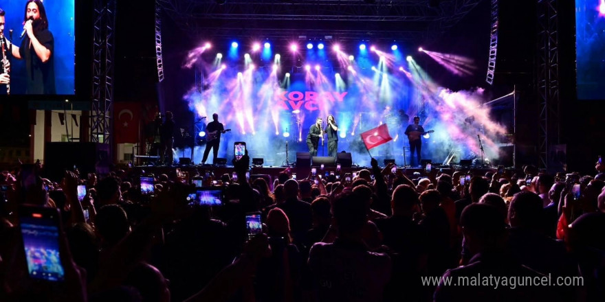 Kepez’de Cumhuriyet Bayramı konserinde Koray Avcı rüzgarı