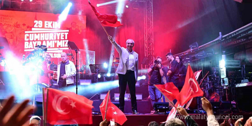 Kepez’de Cumhuriyet Bayramı konserinde Koray Avcı rüzgarı