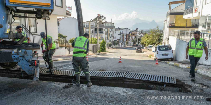 Kepez’de mazgallar vakumlu ekskavatörle temizleniyor