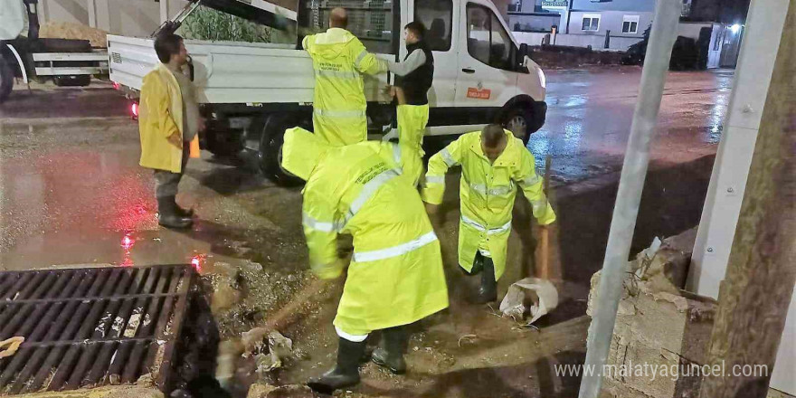 Kepez’den su taşkınına karşı gece mesaisi