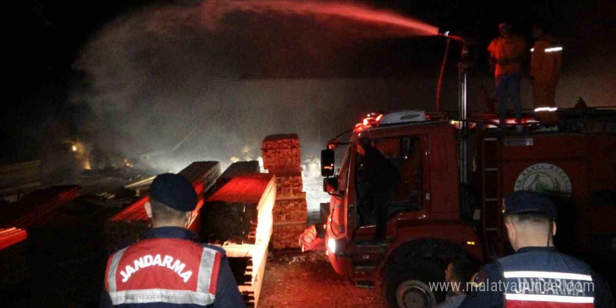 Kereste fabrikasındaki yangın korkuttu