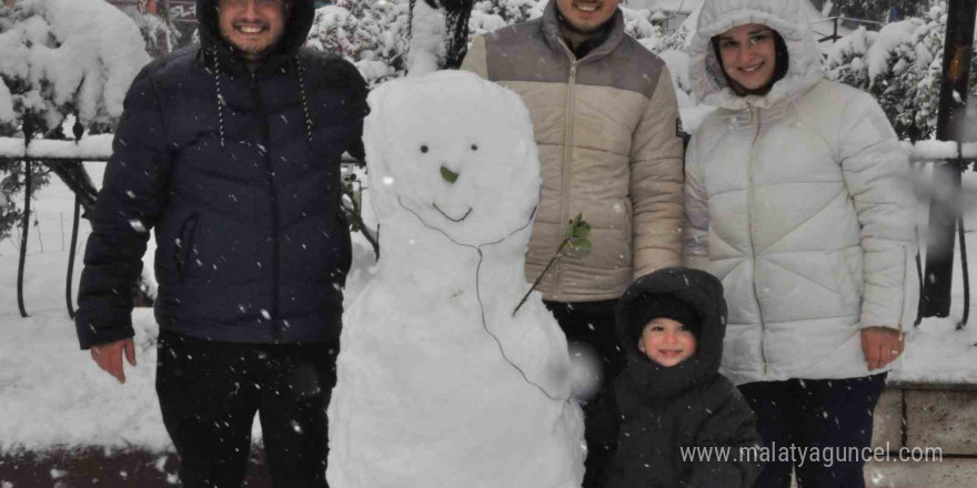 Keşan esnafı aileleriyle birlikte kar yağışının tadını çıkardı