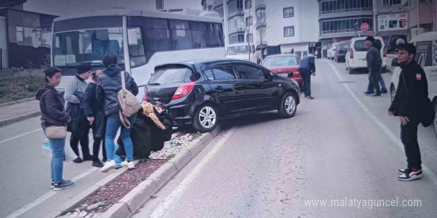 Keşan’da el frenini çekmeyi unuttuğu otomobil kendisine çarptı