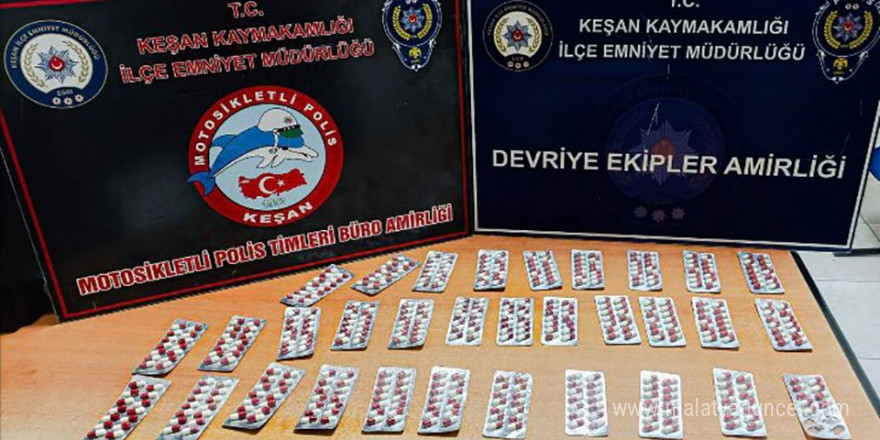 Keşan’da polisin durdurduğu şüphelinin üzerinden 443 sentetik ecza ele geçirildi