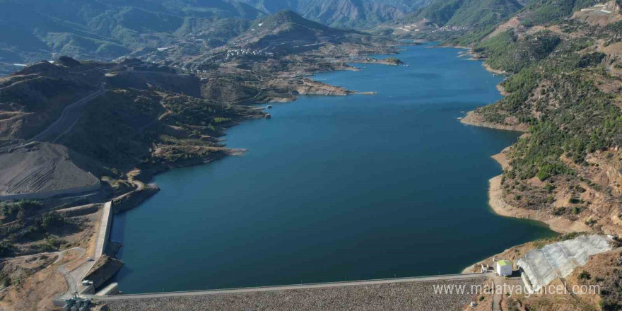 Kıbrıs’ın suyunu karşılayan baraj binlerce dekar tarım arazisine de can suyu oldu