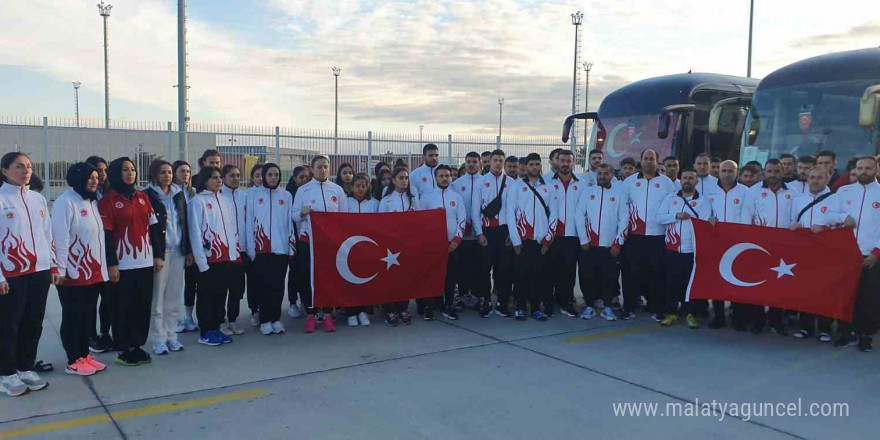 Kick Boks Milli Takımı, sınır kapısında saygı duruşunda bulundu